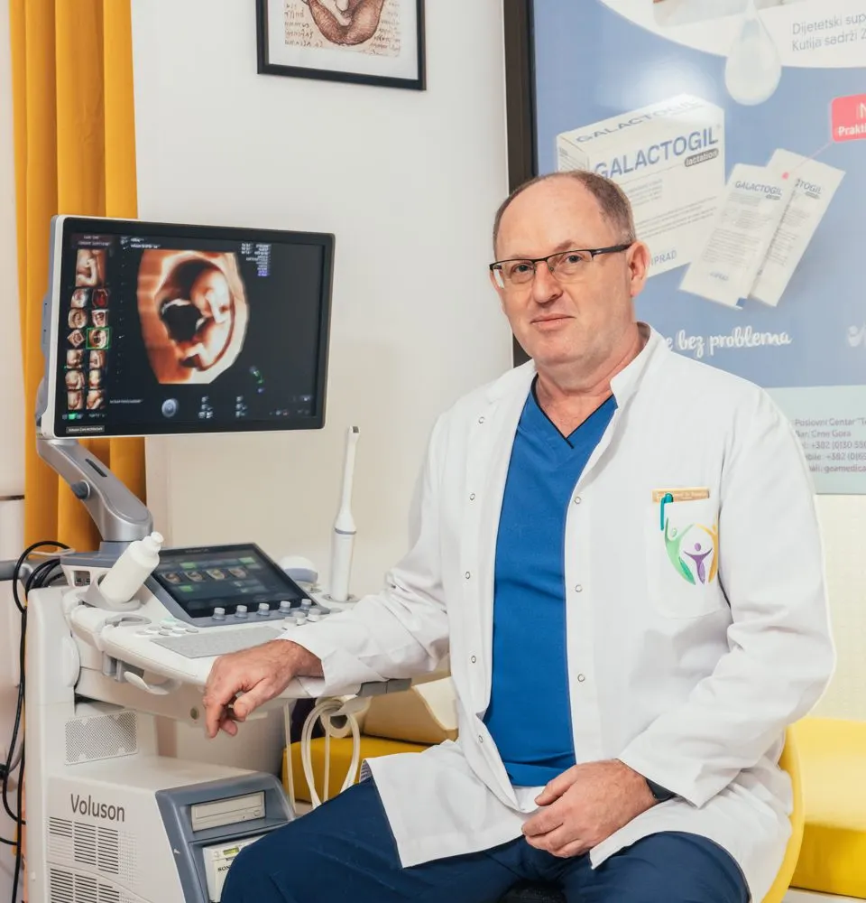 Dr Fehmija Feko Fetahović za ultrazvučnim aparatom u ordinaciji